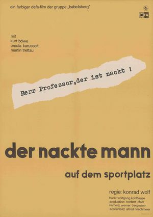 Der nackte Mann auf dem Sportplatz